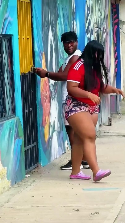 Open the door like a robber.🤣🤣😨#prank #funny #funnyvideos #scary #fyp