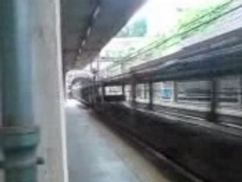 Passage d'une BB 27000 avec marchandises