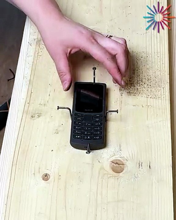 Unhinged nail hack to hold your phone🛠️📲