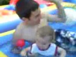 sarah dans la piscine des petits