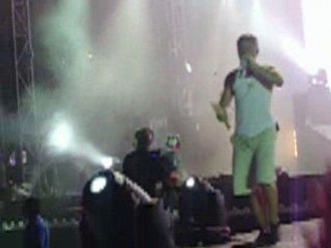 21.06.08 . Gustav lance de l'eau TOKIO HOTEL