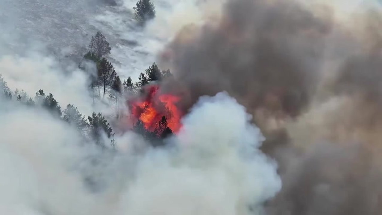Footage shows huge wildfire tearing through Peak District as UK battles record-breaking heatwave