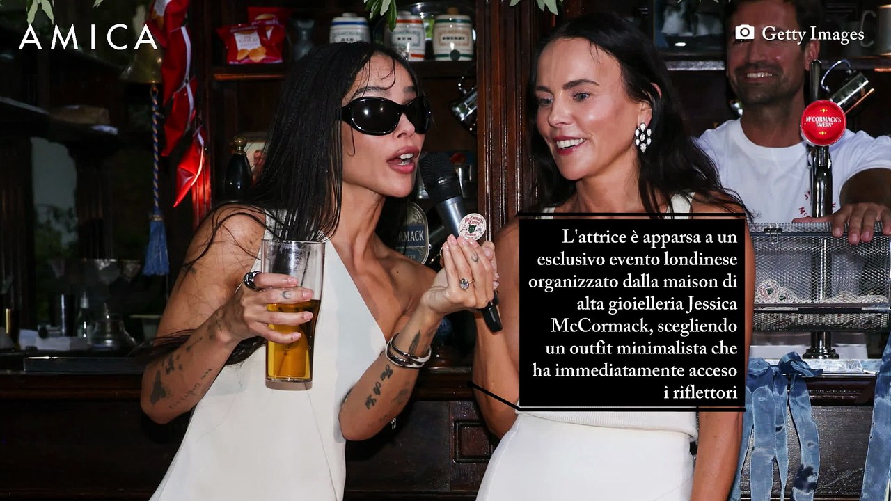 Zoë Kravitz punta sul bridal style: il look bianco riporta al centro le nozze con Harry Styles