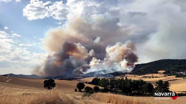El humo del incendio se extiende por la Comarca de Pamplona