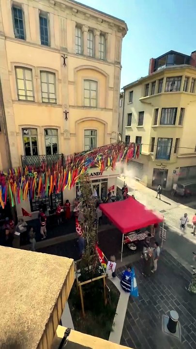 « Un peu de fraîcheur ! » : ce maire RN arrose des manifestants au tuyau devant l'hôtel de ville et se filme