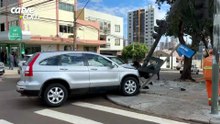 Carros batem e derrubam poste e placa em Cascavel
