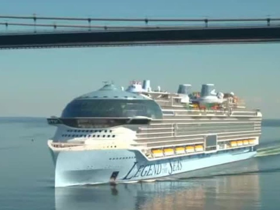 70 Meter hohes Kreuzfahrtschiff muss unter 65 Meter hoher Brücke durch