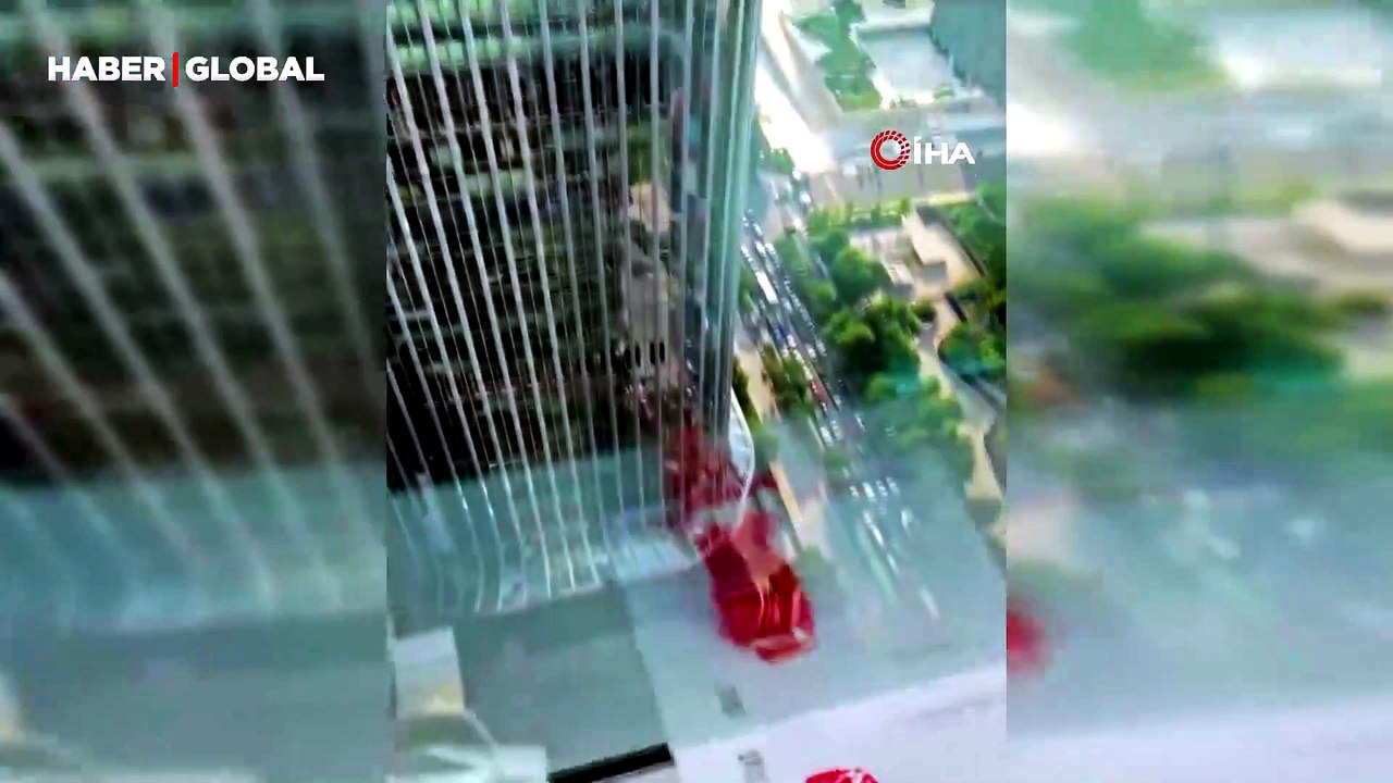 Çin’de uçak 108 katlı gökdelene çarptı
