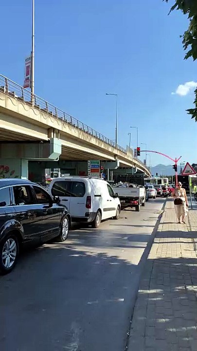 Belediye otobüsü kazası yolu tıkadı, Yahya Kaptan trafiği isyan etti