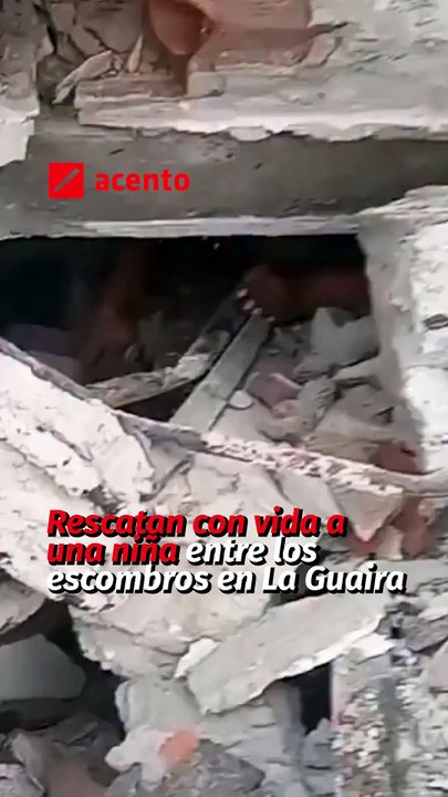 Rescatan con vida a una niña entre los escombros en La Guaira