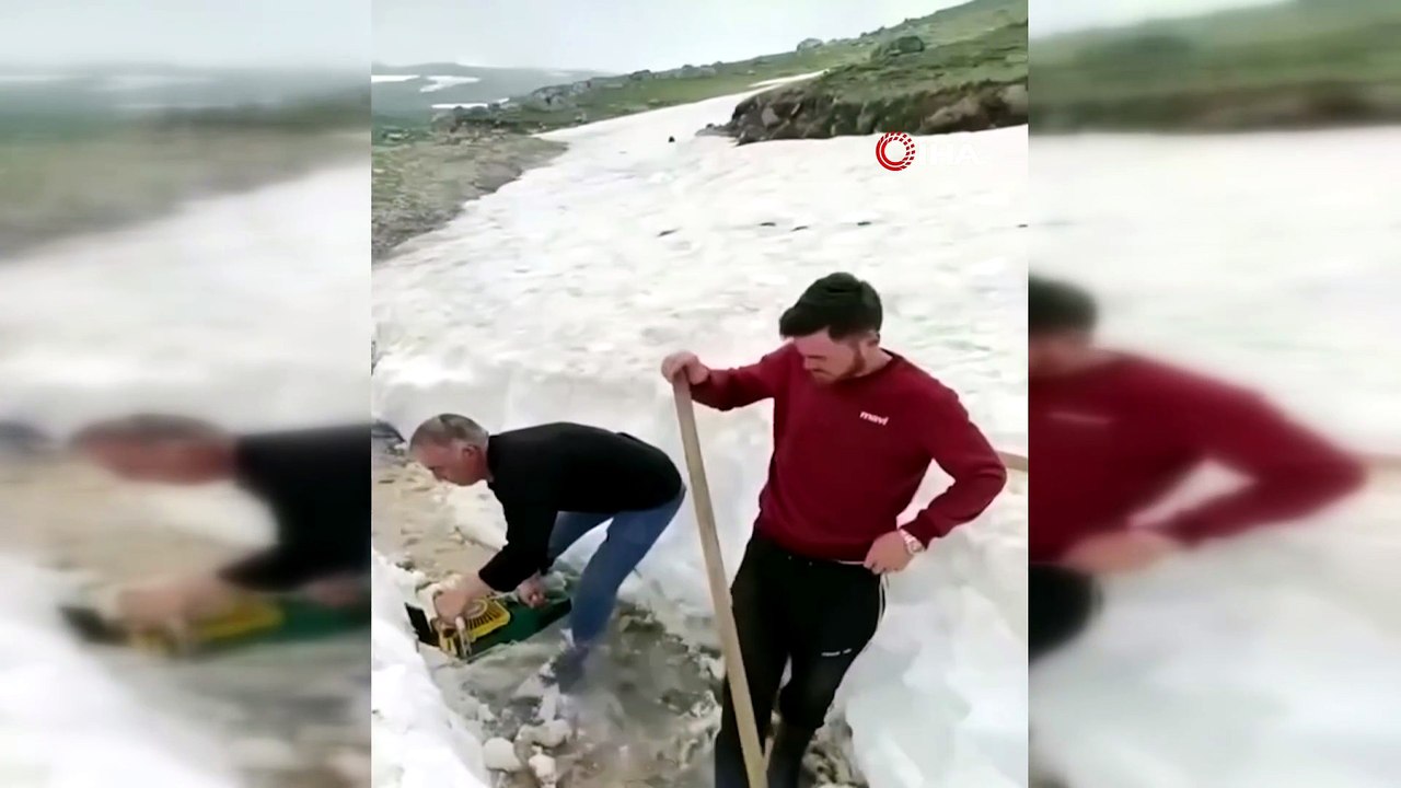 Avrupa sıcaktan kavruluyor, Giresun'da ağaç motoru ile kar kütleleri parçalanıp yayla yolları açılıyor