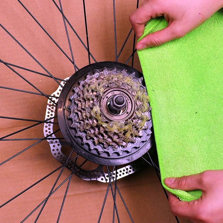 The easiest way to clean gears