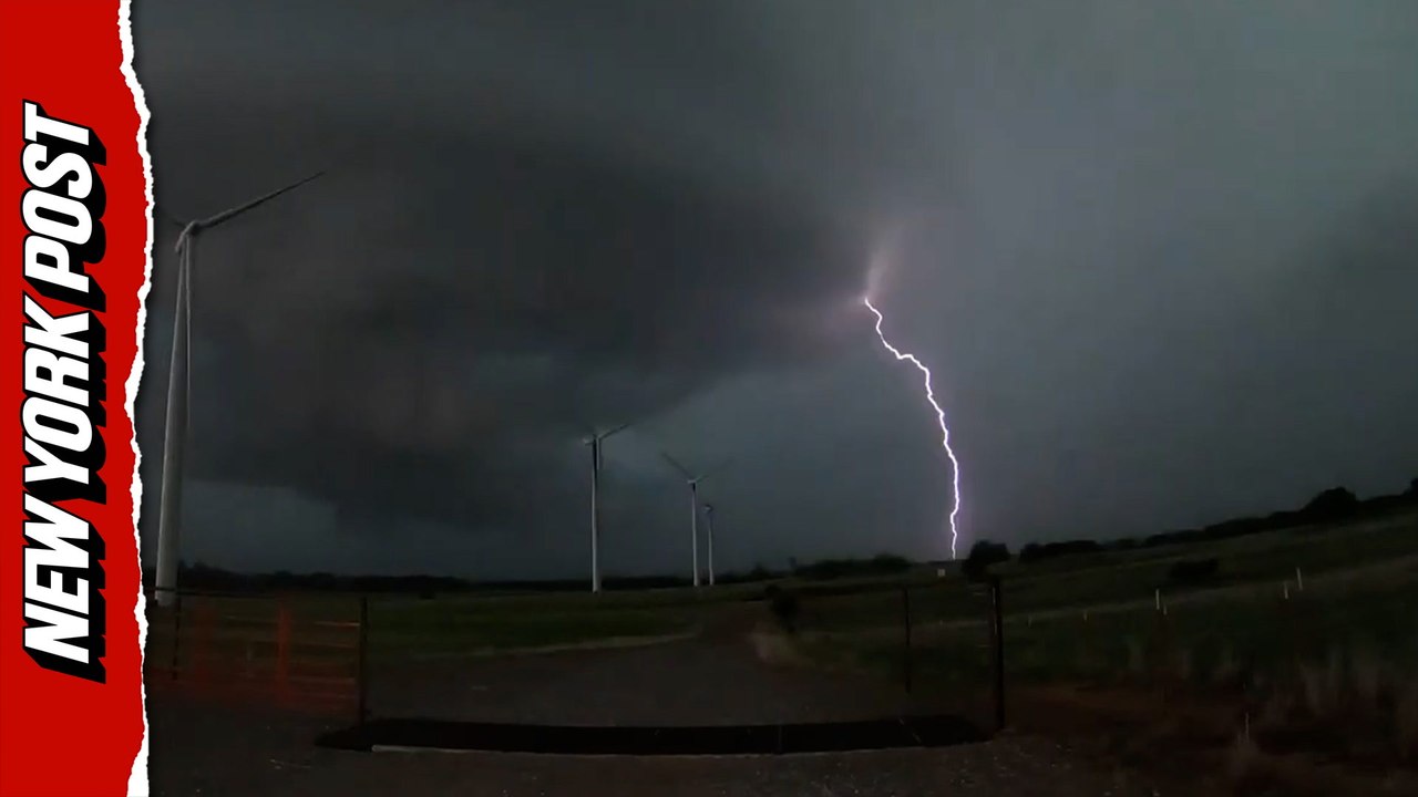Spectacular shots of lightning as thunderstorm fills the sky of Oklahoma
