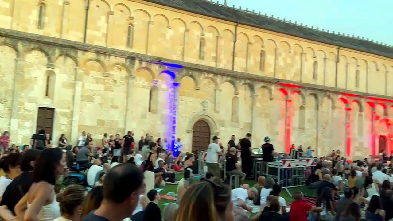 Daniele Silvestri conquista Porto Torres: sold out sul prato della basilica di San Gavino per l?apertura di Abbabula