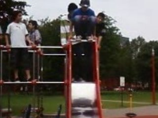 Rafi qui saute du tobbogan