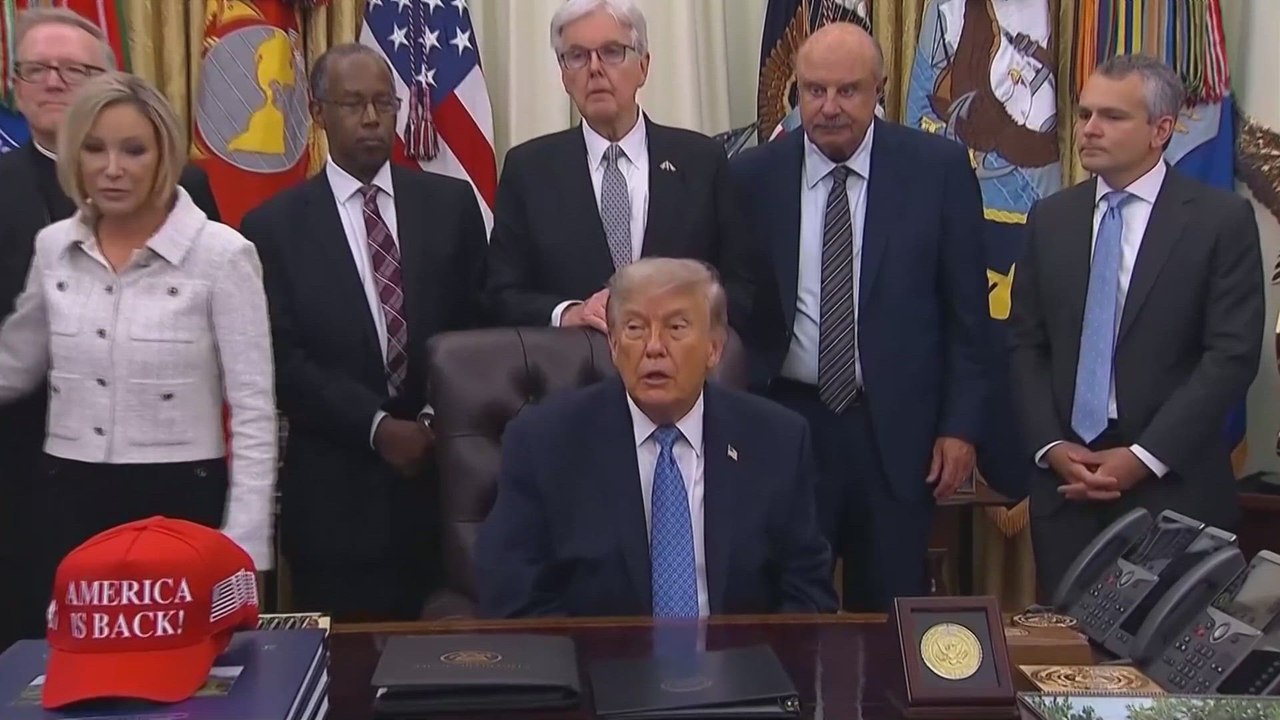 WEIRD WHITE HOUSE MOMENT TRUMP OPENS PRESS THEN KICKS MEDIA OUT AFTER BRIEF QUESTIONS