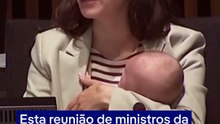 Ministra sueca leva bebê para reunião da UE