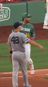Yankees and Red Sox benches clear after Willson Contreras didn't like a couple inside pitches from Will Warren.
