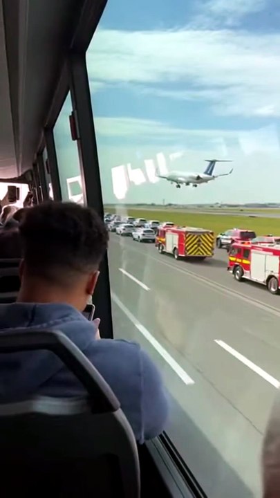“Passengers Witness Violent Daytime Landing from Airport Bus” #EmergencyLanding #AirportDrama #RunwayImpact #AviationReality #HardLanding