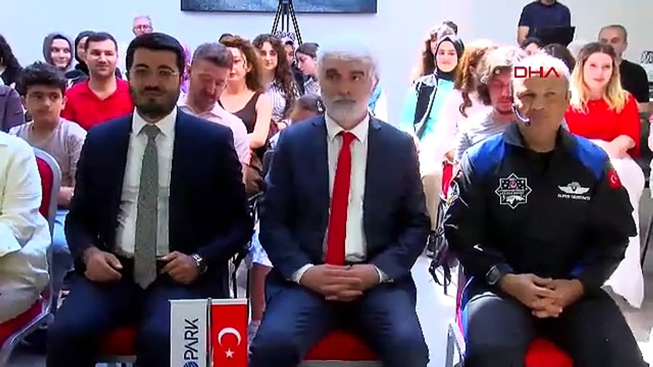 Türkiye'nin ilk astronotu Alper Gezeravcı Medeniyet Teknopark'ta gençlerle buluştu