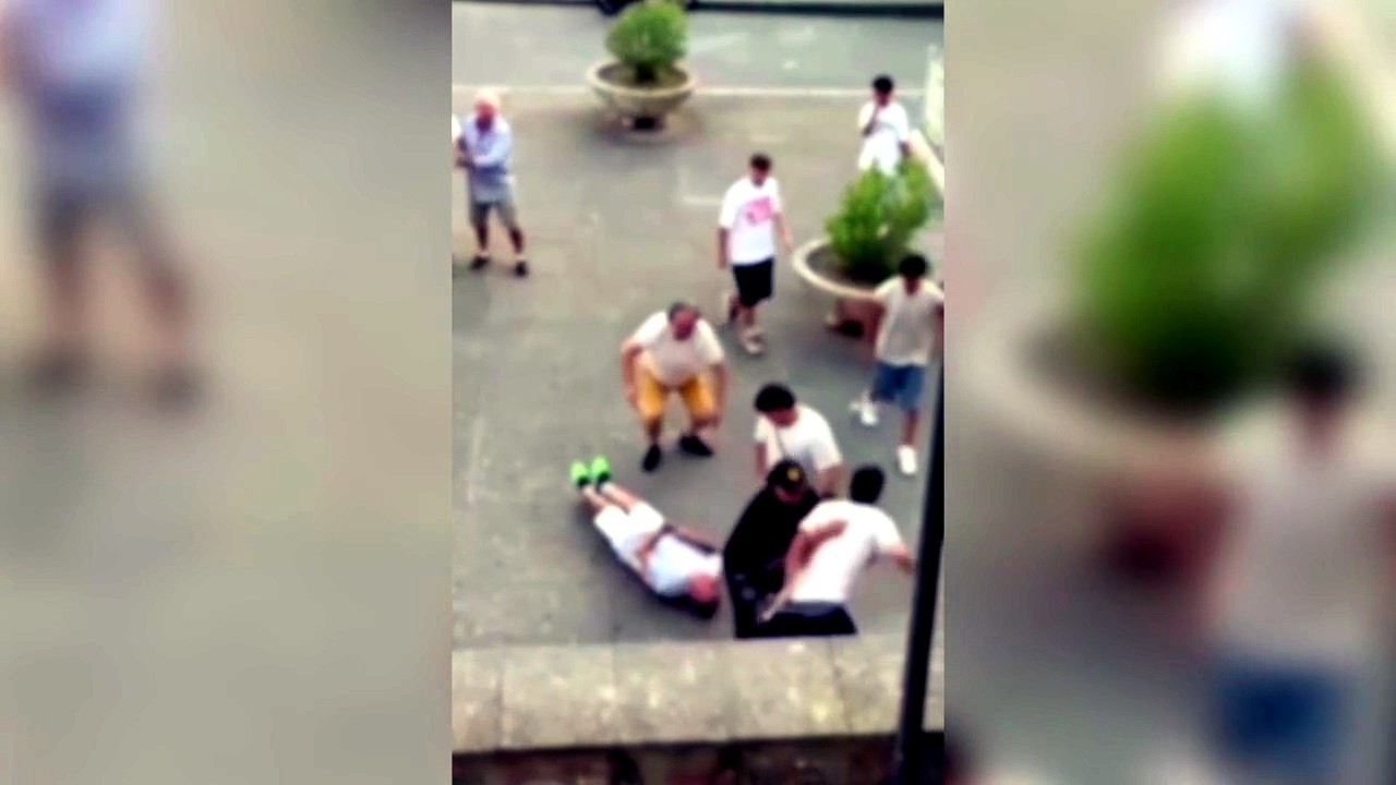 Giovani pestano a sangue un anziano in piazza nel Napoletano, il video choc