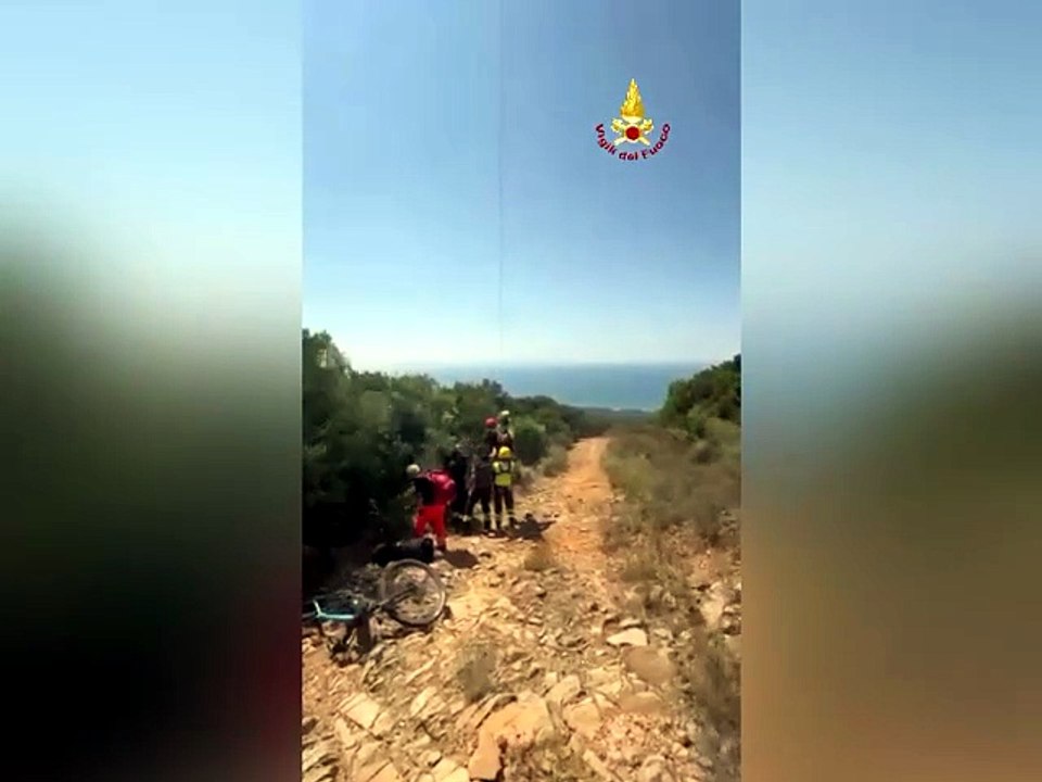 Cade dalla bici in zona impervia, i soccorsi con l'elicottero