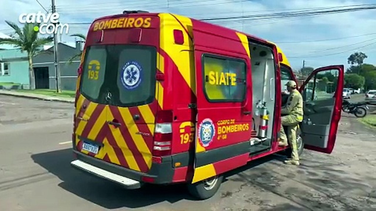 Motociclista fica ferida em batida com carro no Centro de Cascavel