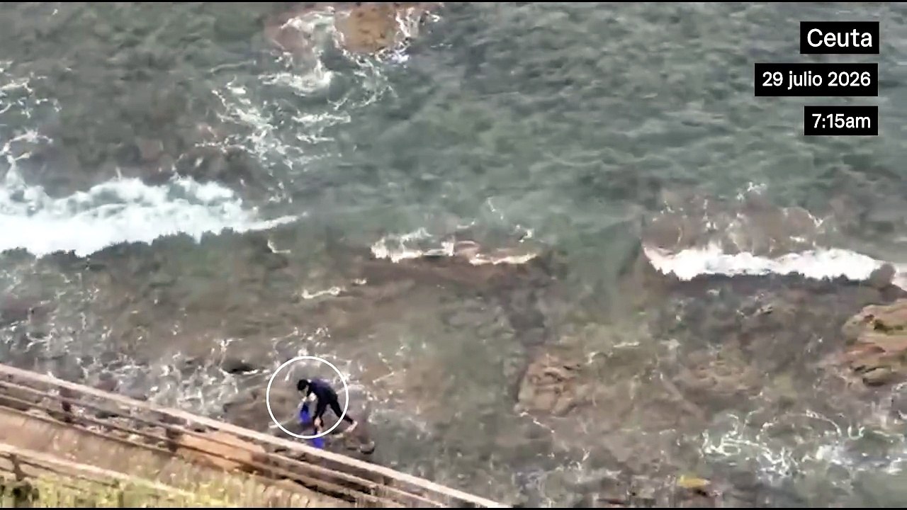 Decenas de personas llegan a nado a las playas de Ceuta
