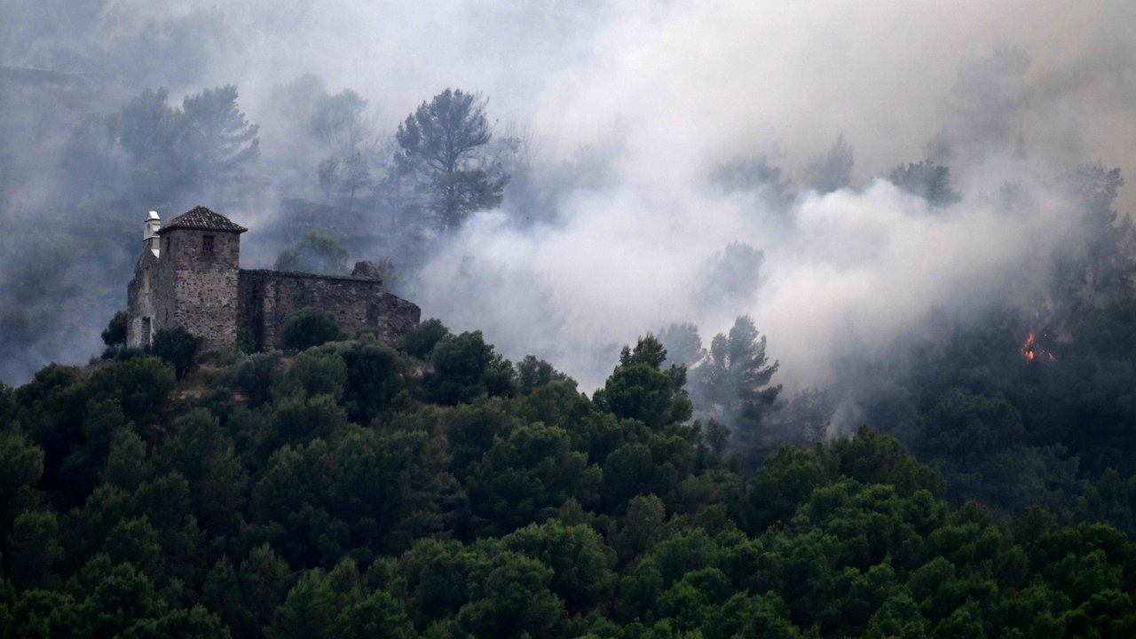 Apagan el fuego de la ermita de Santa Bárbara en Onda (Castellón) cuando estaba rodeada por las llamas