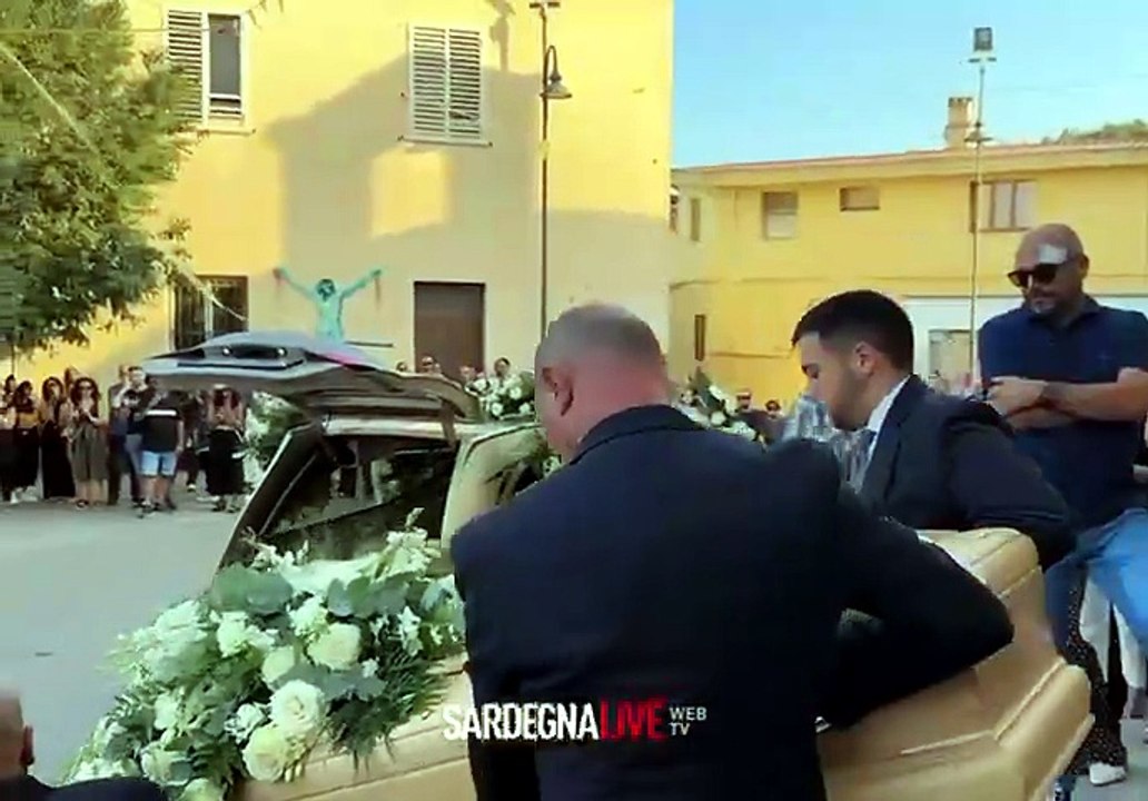 Bari Sardo saluta Simone: ?Da questa bara ci chiede di non perdere la speranza?