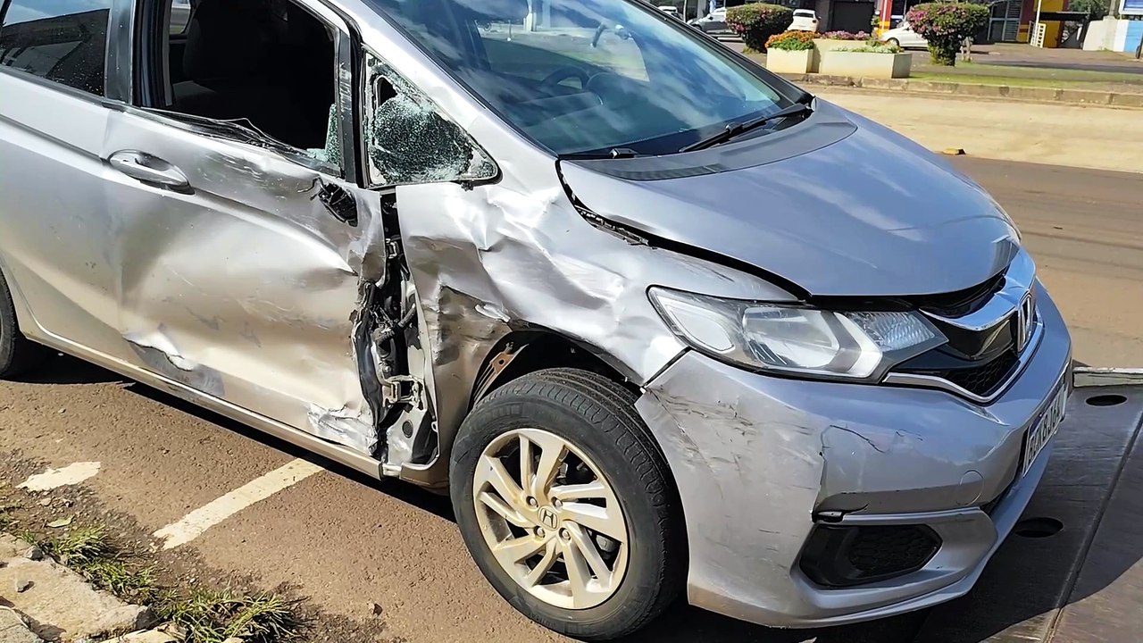 Acidente entre Renegade e Honda Fit causa lentidão na Avenida Tancredo Neves