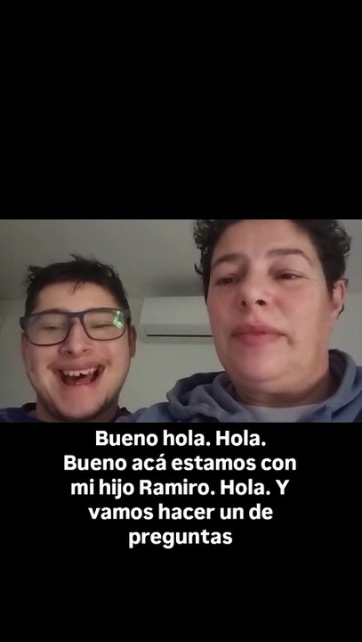Ramiro Nahuel Burgo Cairuh y su madre Cecilia Cairuh en un ping pong que hicieron para su emprendimiento de viandas