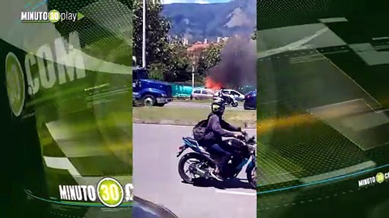 ¡Un carro se incendió! Se presenta cierra en la Autopista Sur, a la altura del puente de  la 4 Sur