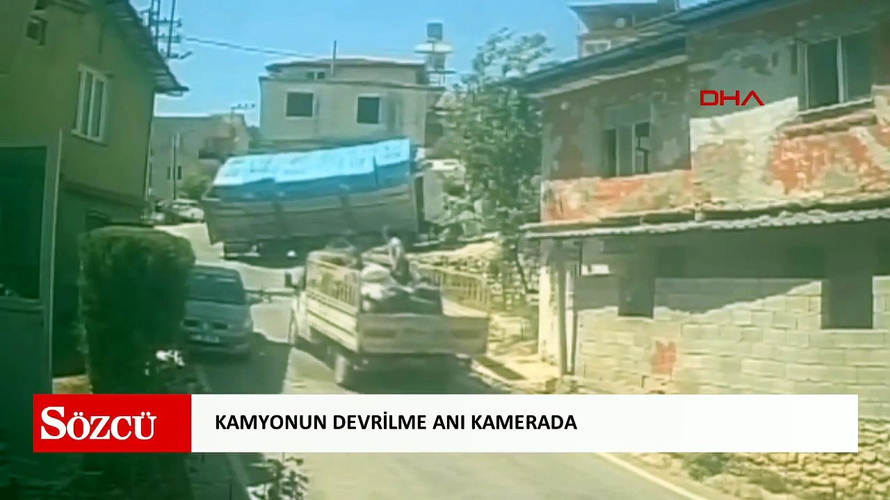 Hatay'da inşaat malzemesi yüklü kamyonun devrilme anı kamerada