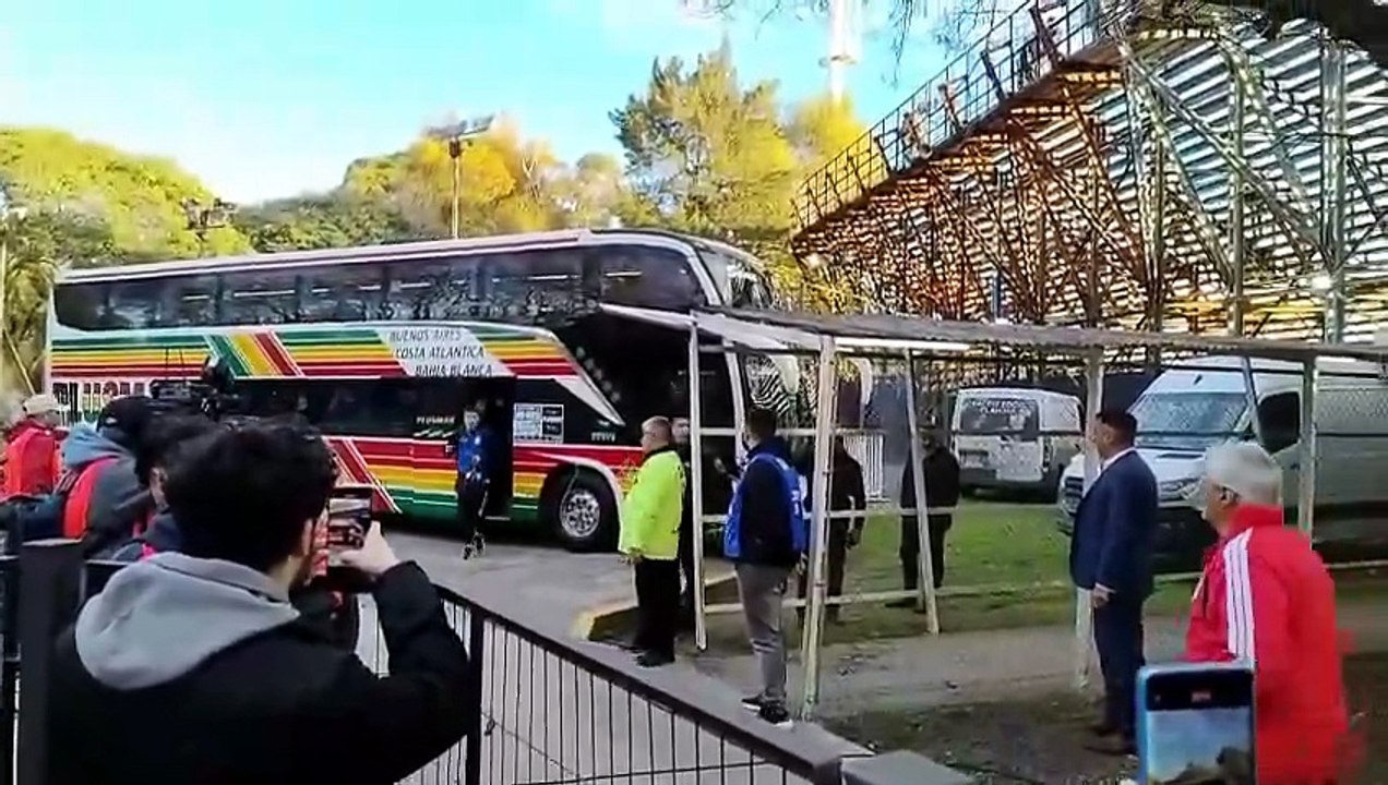 Gimnasia vs River: el plantel del Lobo llegó al Bosque