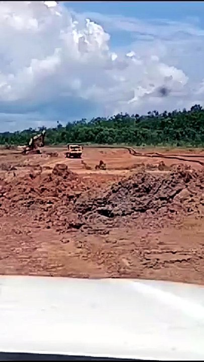 Kalimantan Mining Operations : Heavy Machinery and Earthmoving Equipment