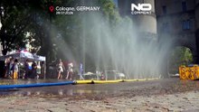 Upał w Niemczech: mieszkańcy Kolonii chłodzą się w wodnej mgle
