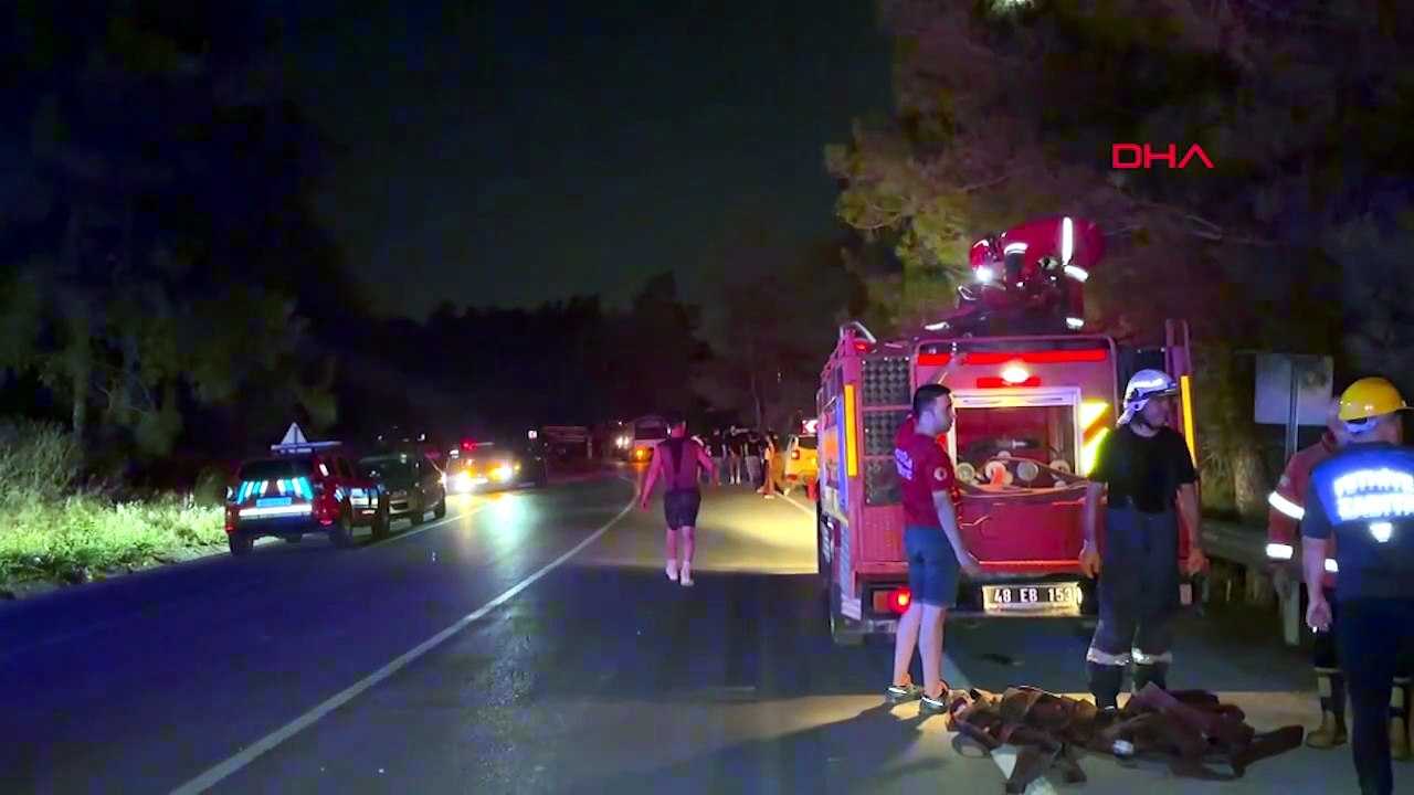 Türkiye'de yangın alarmı! Hastane ve yüzlerce ev tahliye edildi, yollar kapandı