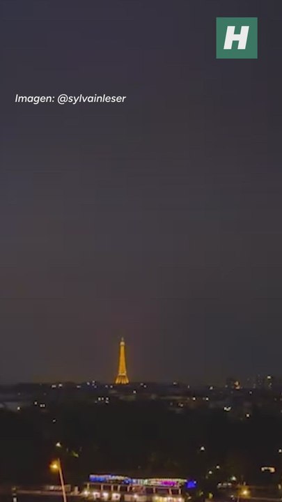 Un rayo impacta en la Torre Eiffel