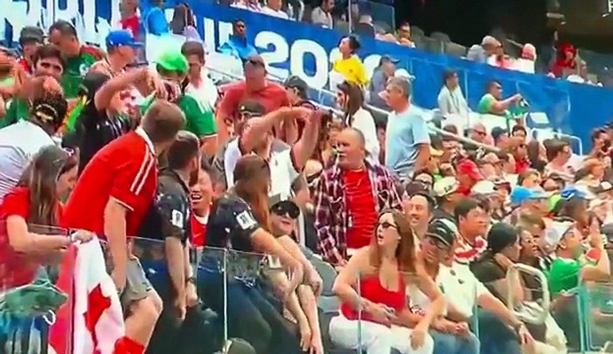 Coupe du monde 2026: Canada - Afrique du Sud: une supportrice fait tomber son portable dans les tribunes lors d'une ola
