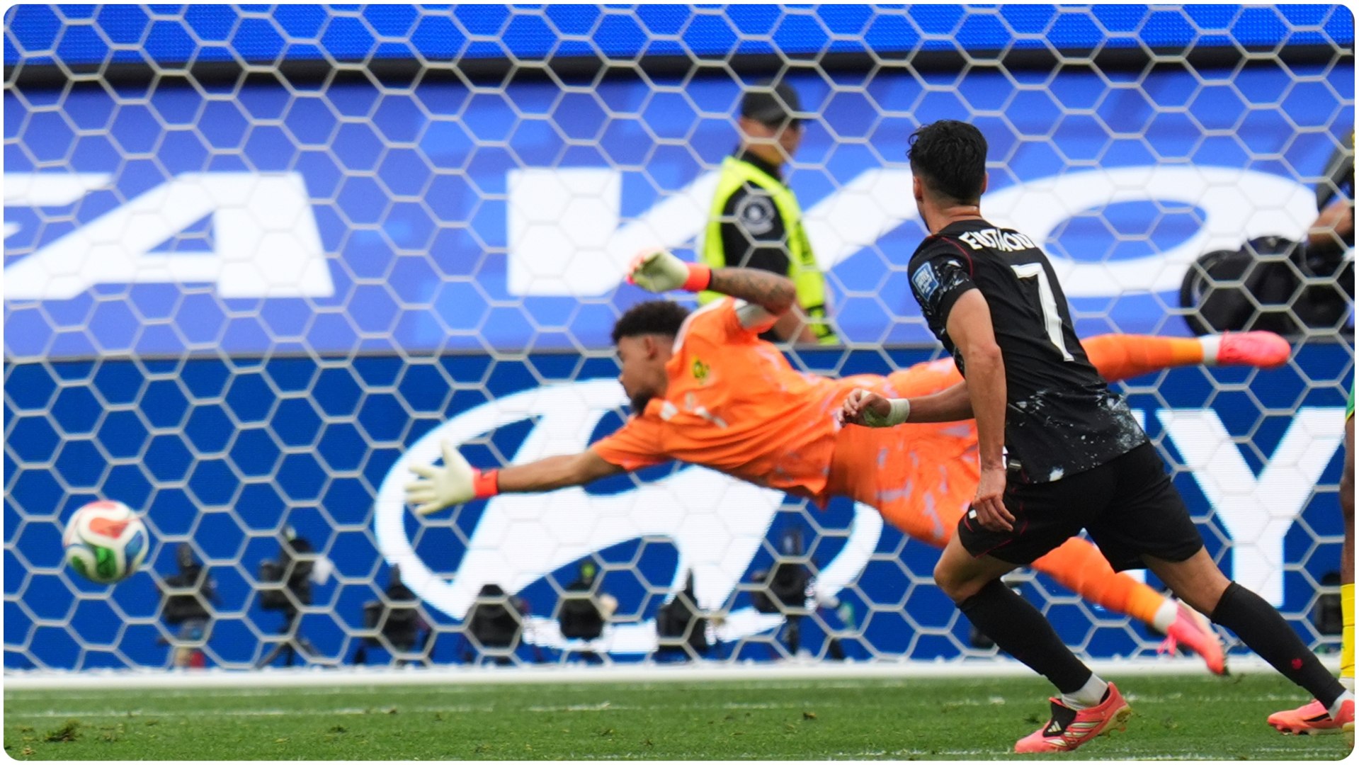 ¡Histórico! Con esta volea en el último minuto Canadá se mete en octavos de final por primera vez