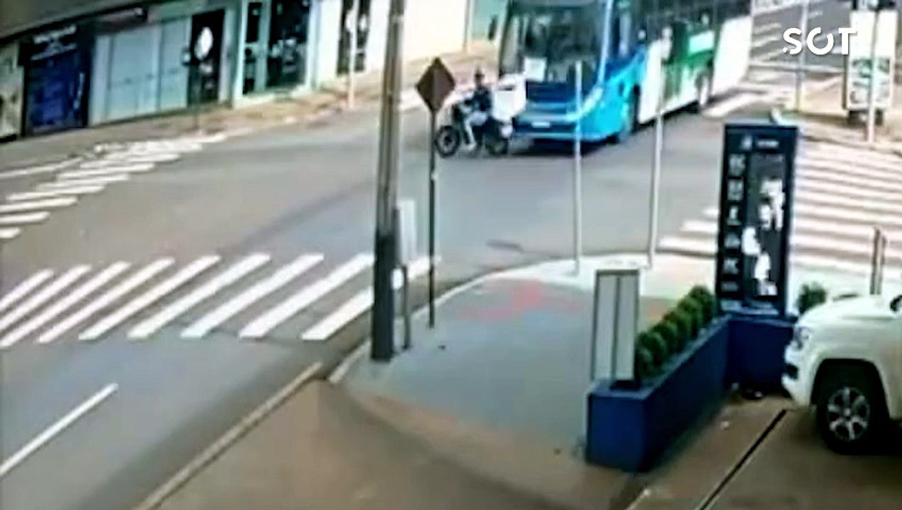 Câmera flagra forte colisão entre moto e ônibus no Centro de Cascavel