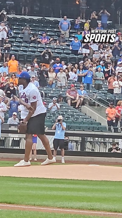OG Anunoby throws out the first pitch at Citi Field