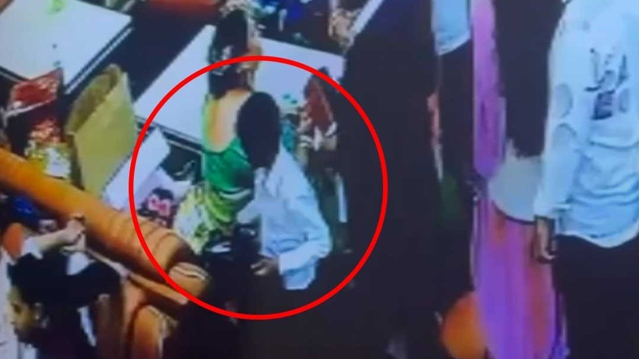 Viral Video: बच्चे का इस्तेमाल कर चुराया शगुन का बैग, CCTV में कैद पूरी घटना