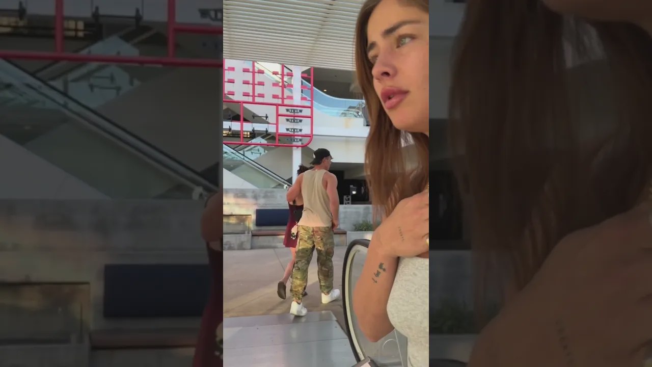 Une femme fait un signe et un inconnu l’aide ! 😱 Ce geste pourrait sauver des vies !