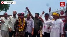 CISF का जवान लौटा छतरपुर तो गांव वालों ने फूलों से तोला, ढोल नगाड़े बजा गांव में हुई मुनादी