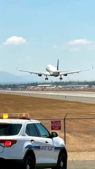 “Random Viewpoints, Real Emergency Landings   Runway Drama Unfolds” #EmergencyLanding #HardLanding #RunwayDrama #AviationReality #RealFootage