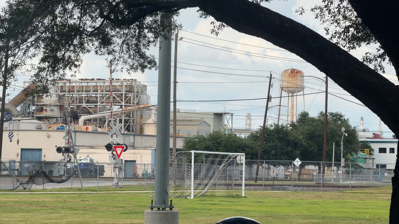 Houston tiene un problema tóxico: "Si sale humo negro, peligro; si es amarillo...