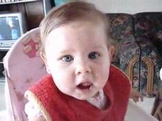 Maë-Lou fait des bisous