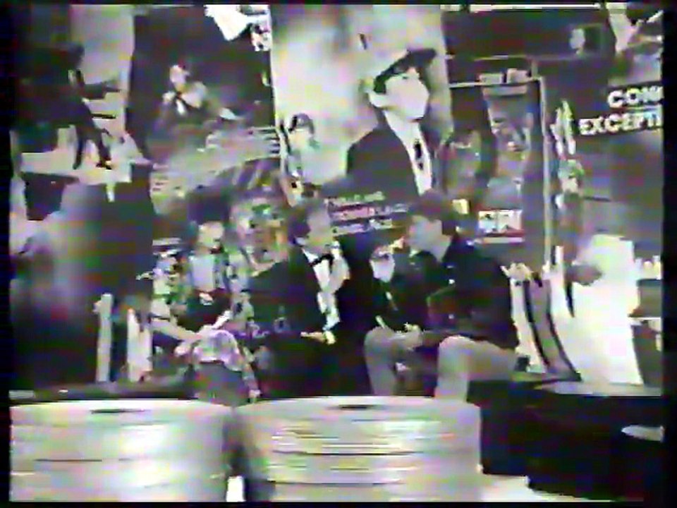 1988 - Johnny Hallyday interprète Que Je T'aime et Quanto Ti Amo dans Tous pour la Musique sur TF1 (2 Juin)